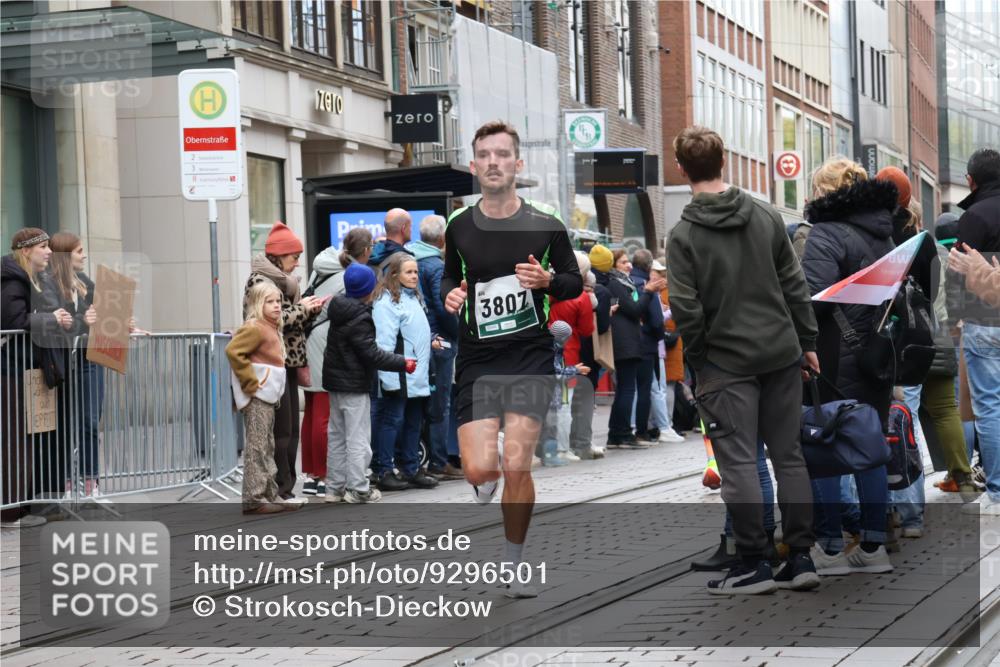 05.10.2025 - 20. swb-Marathon Bremen Strokosch-Dieckow http://msf.ph/oto/9296501 05.10.2025 13:01:08 Ziel 1042, 1626, 2284, 2545, 2666, 3150, 3807, 4571, 5132, 6150, 8169, 1042, 1626, 2284, 2545, 2666, 3150, 3807, 4571, 5132, 6150, 8169 meine-sportfotos.de