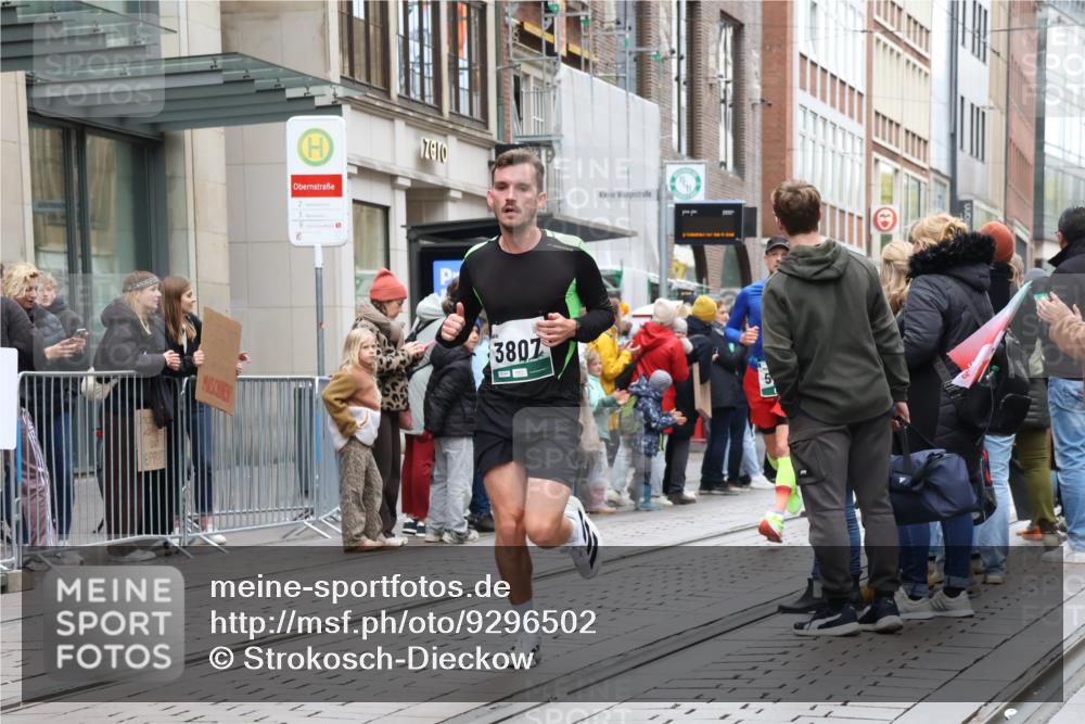 05.10.2025 - 20. swb-Marathon Bremen Strokosch-Dieckow http://msf.ph/oto/9296502 05.10.2025 13:01:08 Ziel 1042, 1626, 2284, 2545, 2666, 3150, 3807, 4571, 5132, 6150, 8169, 1042, 1626, 2284, 2545, 2666, 3150, 3807, 4571, 5132, 6150, 8169 meine-sportfotos.de