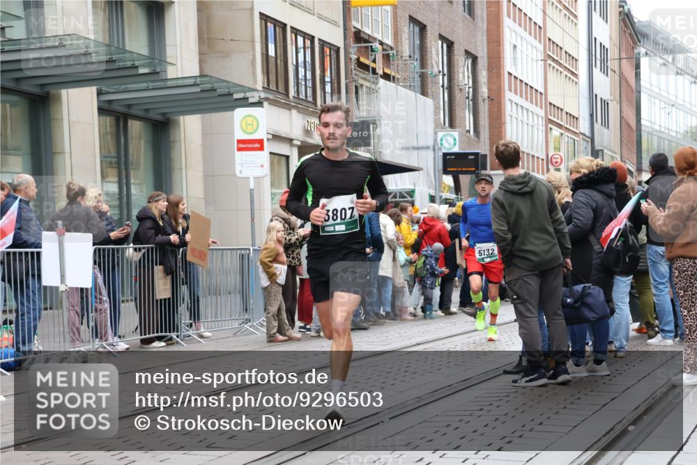 05.10.2025 - 20. swb-Marathon Bremen Strokosch-Dieckow http://msf.ph/oto/9296503 05.10.2025 13:01:08 Ziel 1042, 1626, 2284, 2545, 2666, 3150, 3807, 4571, 5132, 6150, 8169, 1042, 1626, 2284, 2545, 2666, 3150, 3807, 4571, 5132, 6150, 8169 meine-sportfotos.de