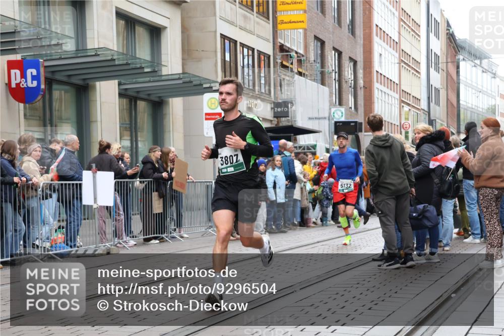 05.10.2025 - 20. swb-Marathon Bremen Strokosch-Dieckow http://msf.ph/oto/9296504 05.10.2025 13:01:08 Ziel 1042, 1626, 2284, 2545, 2666, 3150, 3807, 4571, 5132, 6150, 8169, 1042, 1626, 2284, 2545, 2666, 3150, 3807, 4571, 5132, 6150, 8169 meine-sportfotos.de