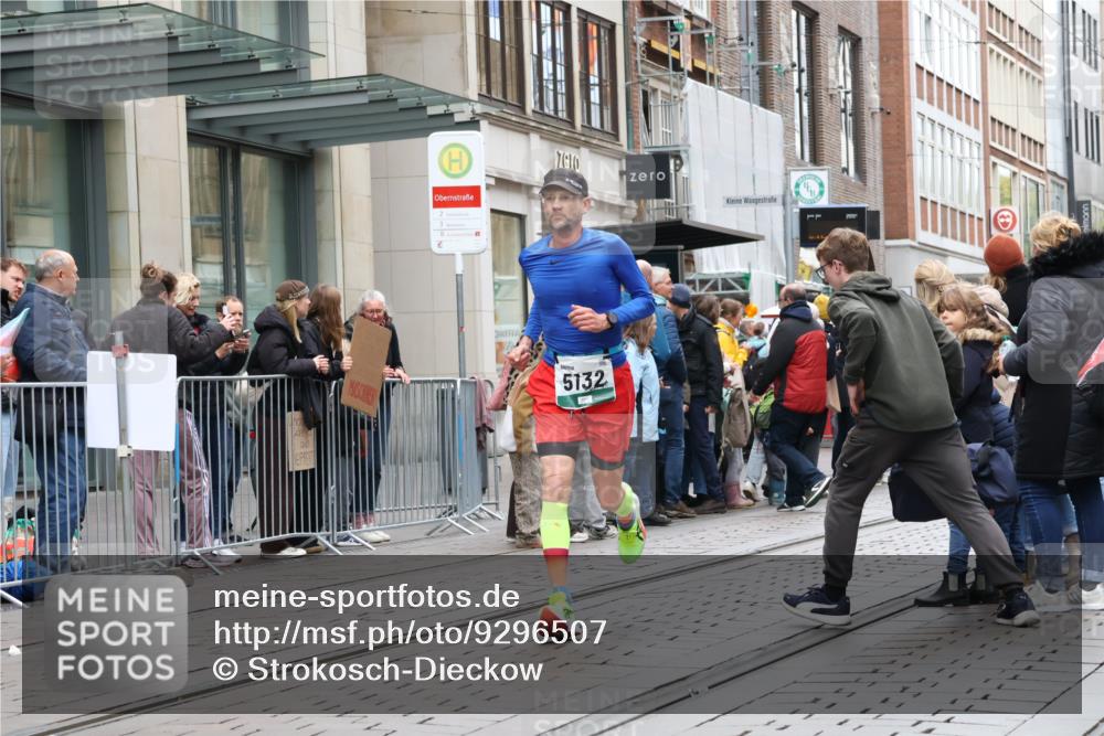 05.10.2025 - 20. swb-Marathon Bremen Strokosch-Dieckow http://msf.ph/oto/9296507 05.10.2025 13:01:10 Ziel 1042, 1626, 2284, 2545, 3807, 4571, 5132, 6150, 8169, 1042, 1626, 2284, 2545, 3807, 4571, 5132, 6150, 8169 meine-sportfotos.de