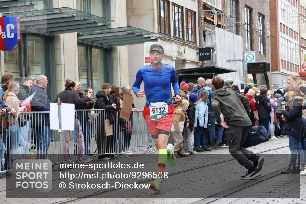 05.10.2025 - 20. swb-Marathon Bremen Strokosch-Dieckow http://msf.ph/oto/9296508 05.10.2025 13:01:10 Ziel 1042, 1626, 2284, 2545, 3807, 4571, 5132, 6150, 8169, 1042, 1626, 2284, 2545, 3807, 4571, 5132, 6150, 8169 meine-sportfotos.de
