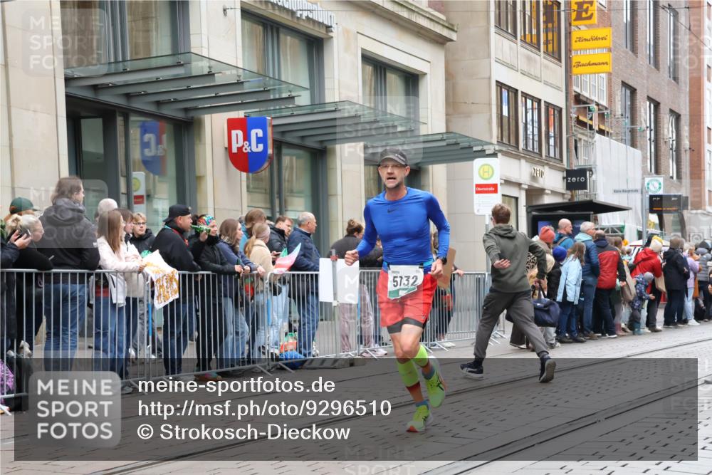 05.10.2025 - 20. swb-Marathon Bremen Strokosch-Dieckow http://msf.ph/oto/9296510 05.10.2025 13:01:11 Ziel 1042, 1626, 2284, 2545, 3807, 4571, 5132, 6302, 8169, 1042, 1626, 2284, 2545, 3807, 4571, 5132, 6302, 8169 meine-sportfotos.de