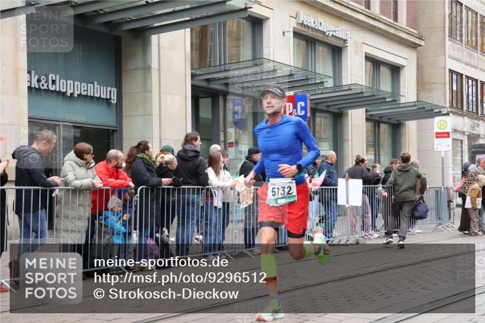 05.10.2025 - 20. swb-Marathon Bremen Strokosch-Dieckow http://msf.ph/oto/9296512 05.10.2025 13:01:11 Ziel 1042, 1626, 2284, 2545, 3807, 4571, 5132, 6302, 8169, 1042, 1626, 2284, 2545, 3807, 4571, 5132, 6302, 8169 meine-sportfotos.de
