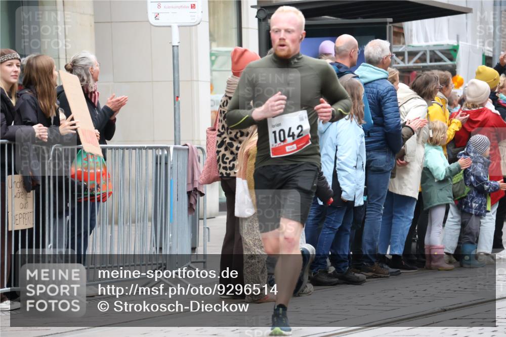 05.10.2025 - 20. swb-Marathon Bremen Strokosch-Dieckow http://msf.ph/oto/9296514 05.10.2025 13:01:17 Ziel 1042, 1992, 2284, 2545, 4571, 6302, 7440, 8169, 1042, 1992, 2284, 2545, 4571, 6302, 7440, 8169 meine-sportfotos.de