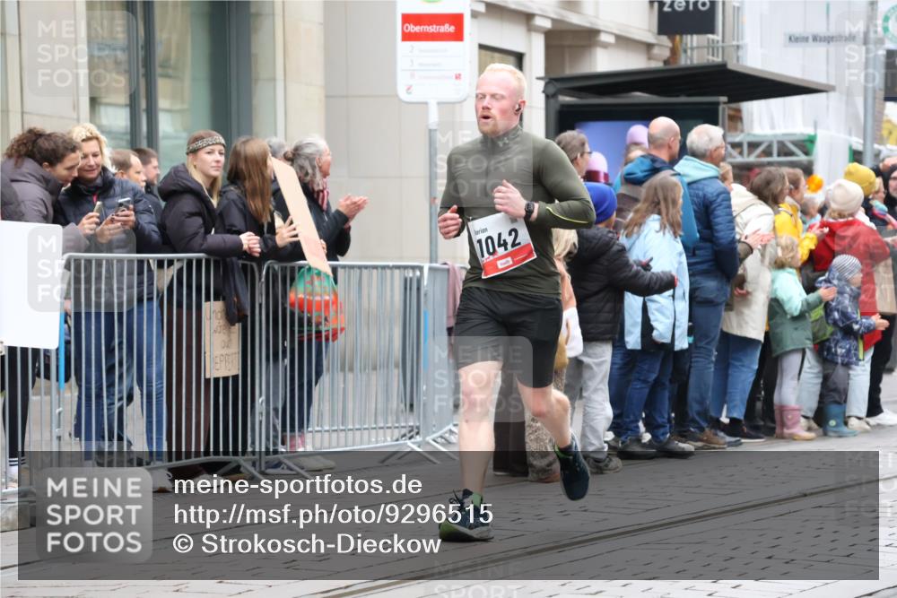 05.10.2025 - 20. swb-Marathon Bremen Strokosch-Dieckow http://msf.ph/oto/9296515 05.10.2025 13:01:18 Ziel 1042, 1992, 2284, 2545, 3218, 4571, 6302, 7440, 8169, 1042, 1992, 2284, 2545, 3218, 4571, 6302, 7440, 8169 meine-sportfotos.de