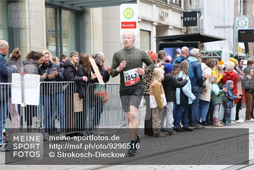 05.10.2025 - 20. swb-Marathon Bremen Strokosch-Dieckow http://msf.ph/oto/9296516 05.10.2025 13:01:18 Ziel 1042, 1992, 2284, 2545, 3218, 4571, 6302, 7440, 8169, 1042, 1992, 2284, 2545, 3218, 4571, 6302, 7440, 8169 meine-sportfotos.de