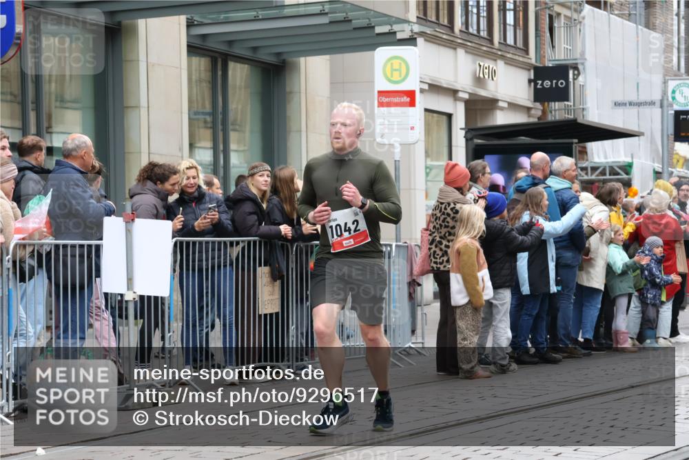 05.10.2025 - 20. swb-Marathon Bremen Strokosch-Dieckow http://msf.ph/oto/9296517 05.10.2025 13:01:18 Ziel 1042, 1992, 2284, 2545, 3218, 4571, 6302, 7440, 8169, 1042, 1992, 2284, 2545, 3218, 4571, 6302, 7440, 8169 meine-sportfotos.de
