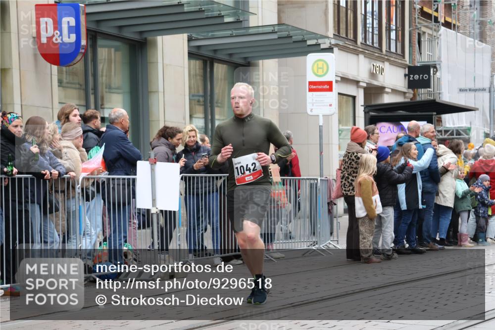 05.10.2025 - 20. swb-Marathon Bremen Strokosch-Dieckow http://msf.ph/oto/9296518 05.10.2025 13:01:19 Ziel 1042, 1992, 2284, 2545, 3218, 4571, 6302, 7440, 8169, 1042, 1992, 2284, 2545, 3218, 4571, 6302, 7440, 8169 meine-sportfotos.de