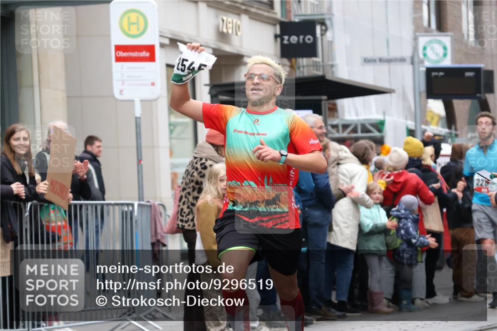 05.10.2025 - 20. swb-Marathon Bremen Strokosch-Dieckow http://msf.ph/oto/9296519 05.10.2025 13:01:21 Ziel 1042, 1992, 2284, 2545, 3218, 4571, 6302, 7440, 8169, 1042, 1992, 2284, 2545, 3218, 4571, 6302, 7440, 8169 meine-sportfotos.de