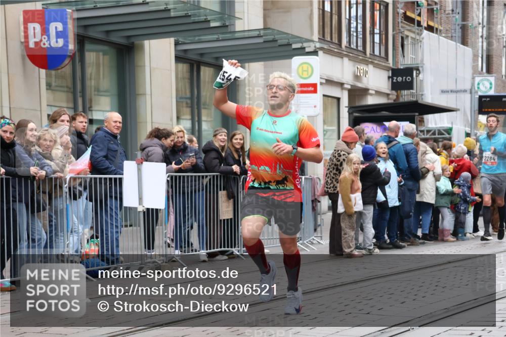 05.10.2025 - 20. swb-Marathon Bremen Strokosch-Dieckow http://msf.ph/oto/9296521 05.10.2025 13:01:21 Ziel 1042, 1992, 2284, 2545, 3218, 4571, 6302, 7440, 8169, 1042, 1992, 2284, 2545, 3218, 4571, 6302, 7440, 8169 meine-sportfotos.de
