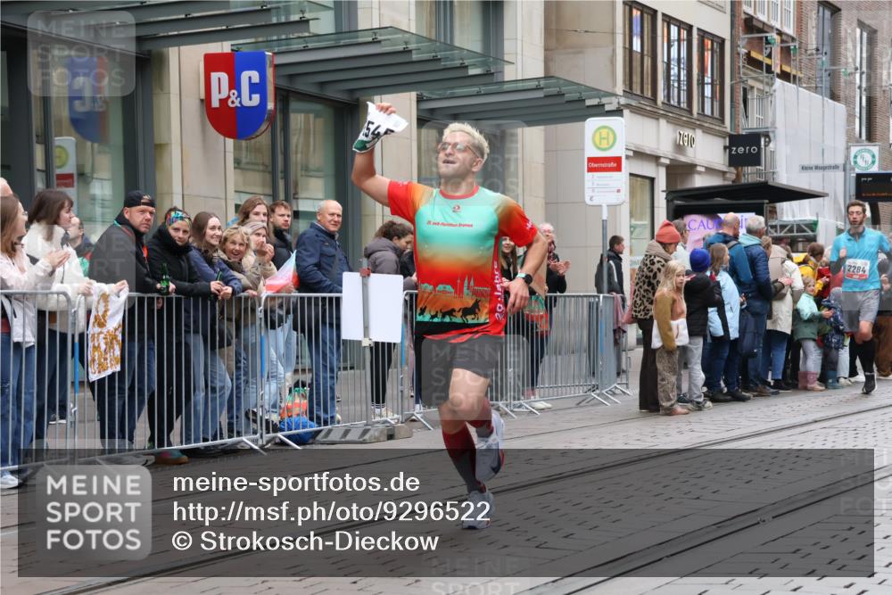 05.10.2025 - 20. swb-Marathon Bremen Strokosch-Dieckow http://msf.ph/oto/9296522 05.10.2025 13:01:22 Ziel 1042, 1992, 2284, 2545, 3218, 4571, 6302, 7440, 8169, 1042, 1992, 2284, 2545, 3218, 4571, 6302, 7440, 8169 meine-sportfotos.de