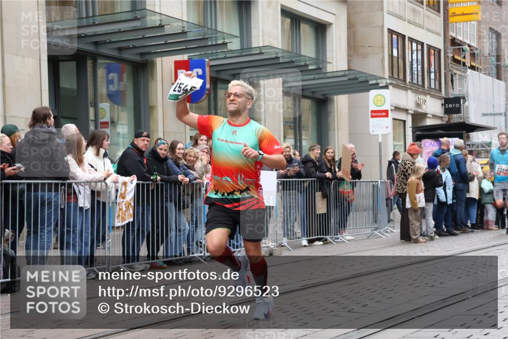 05.10.2025 - 20. swb-Marathon Bremen Strokosch-Dieckow http://msf.ph/oto/9296523 05.10.2025 13:01:22 Ziel 1042, 1992, 2284, 2545, 3218, 4571, 6302, 7440, 8169, 1042, 1992, 2284, 2545, 3218, 4571, 6302, 7440, 8169 meine-sportfotos.de
