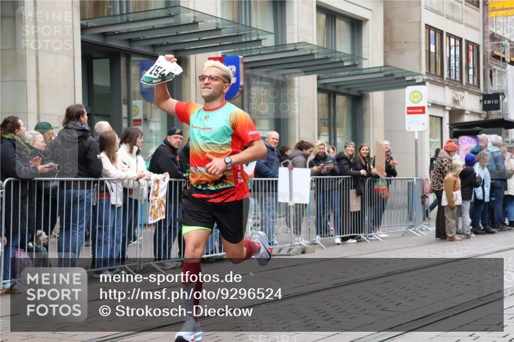 05.10.2025 - 20. swb-Marathon Bremen Strokosch-Dieckow http://msf.ph/oto/9296524 05.10.2025 13:01:22 Ziel 1042, 1992, 2284, 2545, 3218, 4571, 6302, 7440, 8169, 1042, 1992, 2284, 2545, 3218, 4571, 6302, 7440, 8169 meine-sportfotos.de