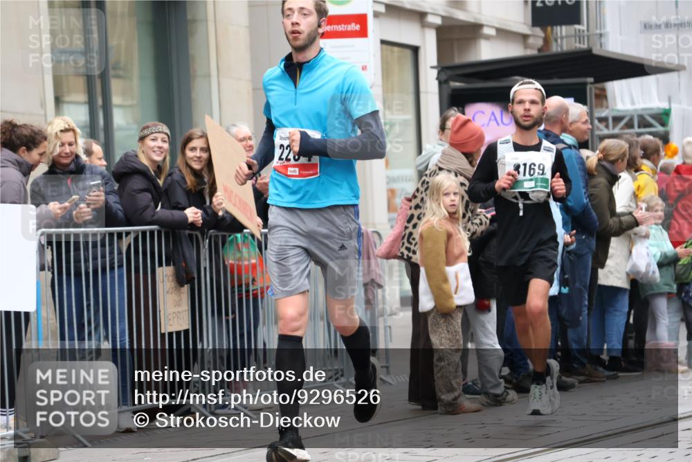 05.10.2025 - 20. swb-Marathon Bremen Strokosch-Dieckow http://msf.ph/oto/9296526 05.10.2025 13:01:24 Ziel 1042, 1992, 2062, 2284, 2545, 3218, 4571, 6302, 7440, 8169, 1042, 1992, 2062, 2284, 2545, 3218, 4571, 6302, 7440, 8169 meine-sportfotos.de