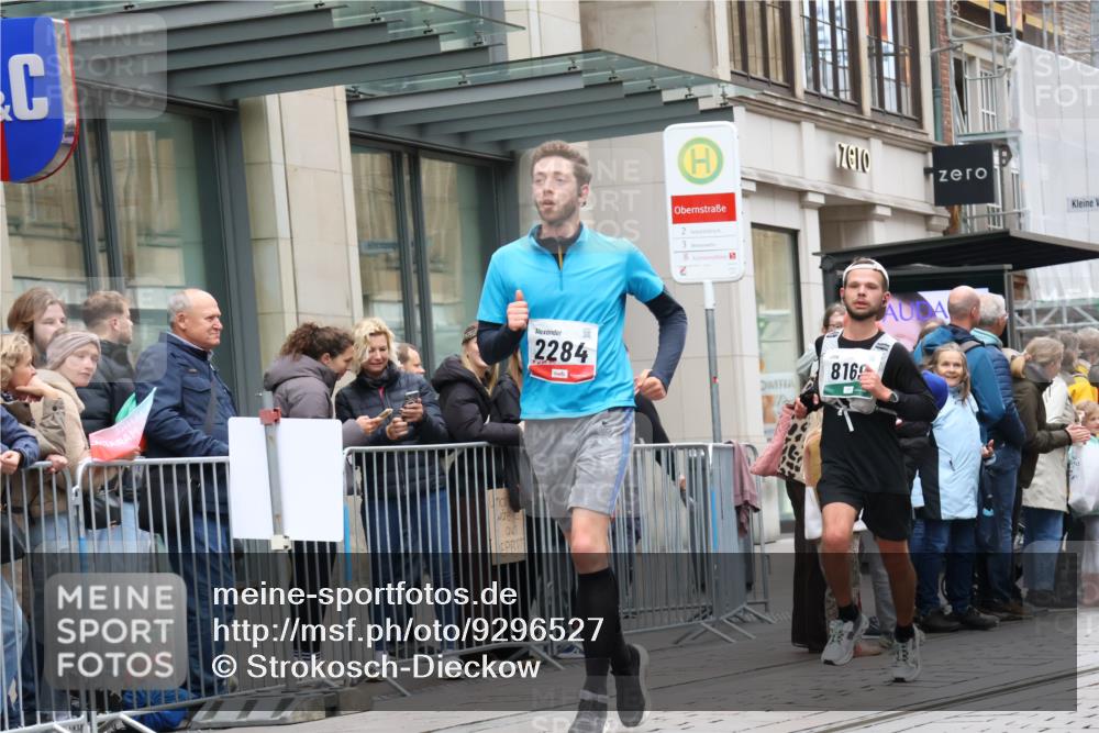 05.10.2025 - 20. swb-Marathon Bremen Strokosch-Dieckow http://msf.ph/oto/9296527 05.10.2025 13:01:25 Ziel 1042, 1992, 2062, 2284, 2545, 3218, 4571, 6302, 7440, 8169, 1042, 1992, 2062, 2284, 2545, 3218, 4571, 6302, 7440, 8169 meine-sportfotos.de