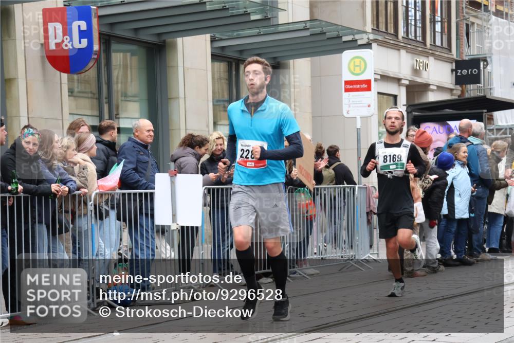 05.10.2025 - 20. swb-Marathon Bremen Strokosch-Dieckow http://msf.ph/oto/9296528 05.10.2025 13:01:25 Ziel 1042, 1992, 2062, 2284, 2545, 3218, 4571, 6302, 7440, 8169, 1042, 1992, 2062, 2284, 2545, 3218, 4571, 6302, 7440, 8169 meine-sportfotos.de