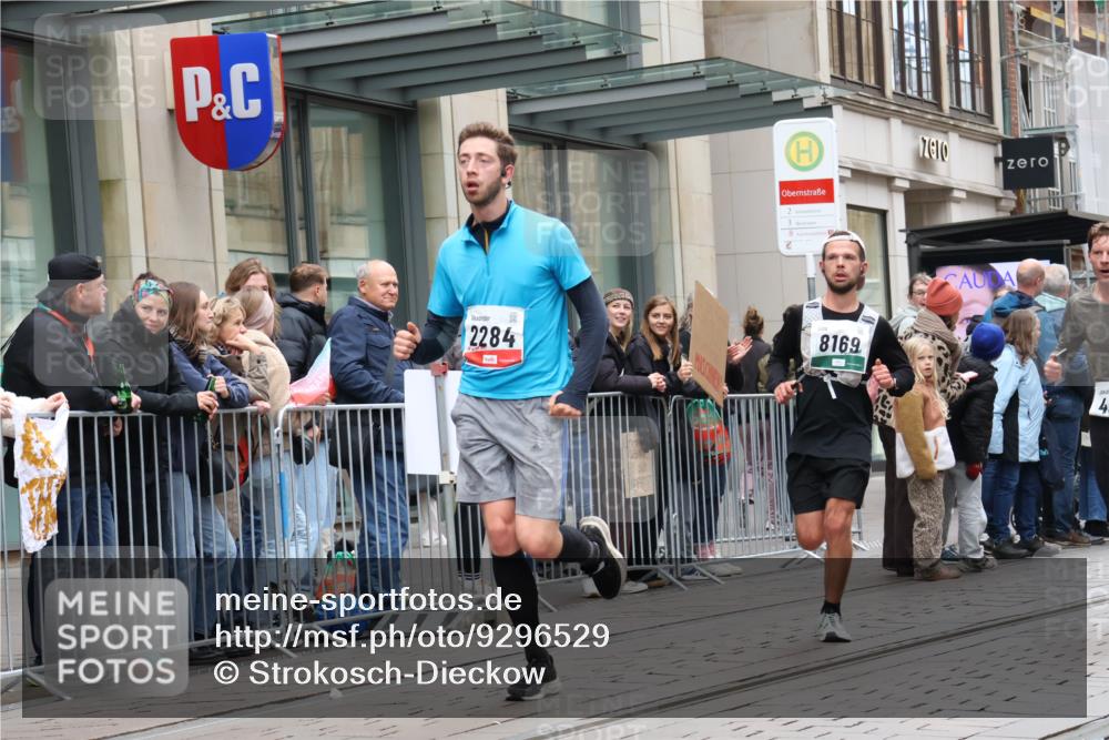 05.10.2025 - 20. swb-Marathon Bremen Strokosch-Dieckow http://msf.ph/oto/9296529 05.10.2025 13:01:25 Ziel 1042, 1992, 2062, 2284, 2545, 3218, 4571, 6302, 7440, 8169, 1042, 1992, 2062, 2284, 2545, 3218, 4571, 6302, 7440, 8169 meine-sportfotos.de