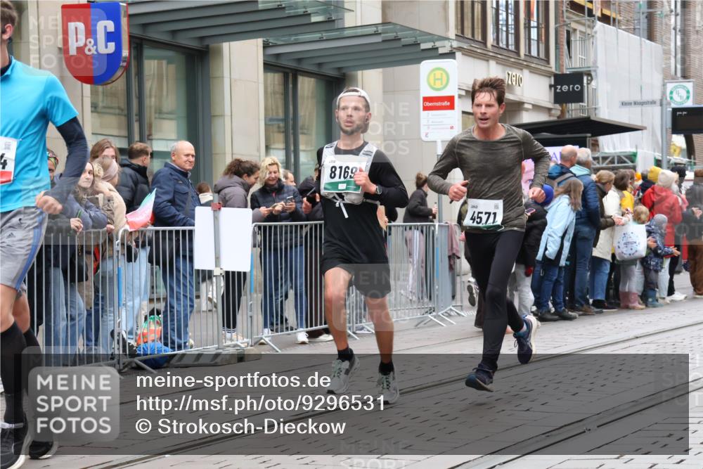 05.10.2025 - 20. swb-Marathon Bremen Strokosch-Dieckow http://msf.ph/oto/9296531 05.10.2025 13:01:26 Ziel 1042, 1745, 1992, 2062, 2284, 3218, 4571, 6302, 7440, 8169, 1042, 1745, 1992, 2062, 2284, 3218, 4571, 6302, 7440, 8169 meine-sportfotos.de