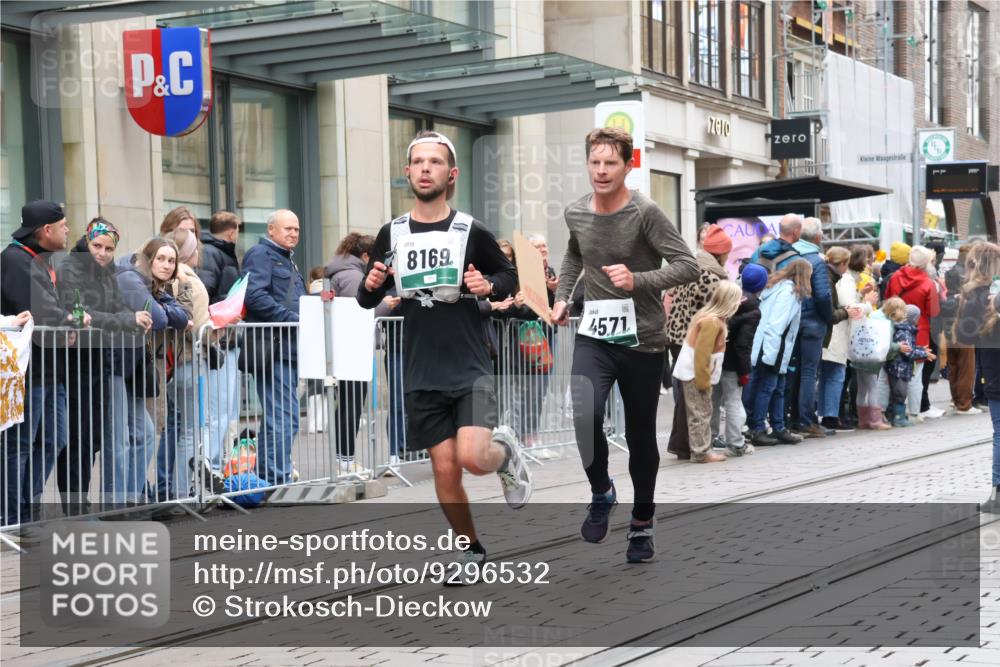 05.10.2025 - 20. swb-Marathon Bremen Strokosch-Dieckow http://msf.ph/oto/9296532 05.10.2025 13:01:26 Ziel 1042, 1745, 1992, 2062, 2284, 3218, 4571, 6302, 7440, 8169, 1042, 1745, 1992, 2062, 2284, 3218, 4571, 6302, 7440, 8169 meine-sportfotos.de