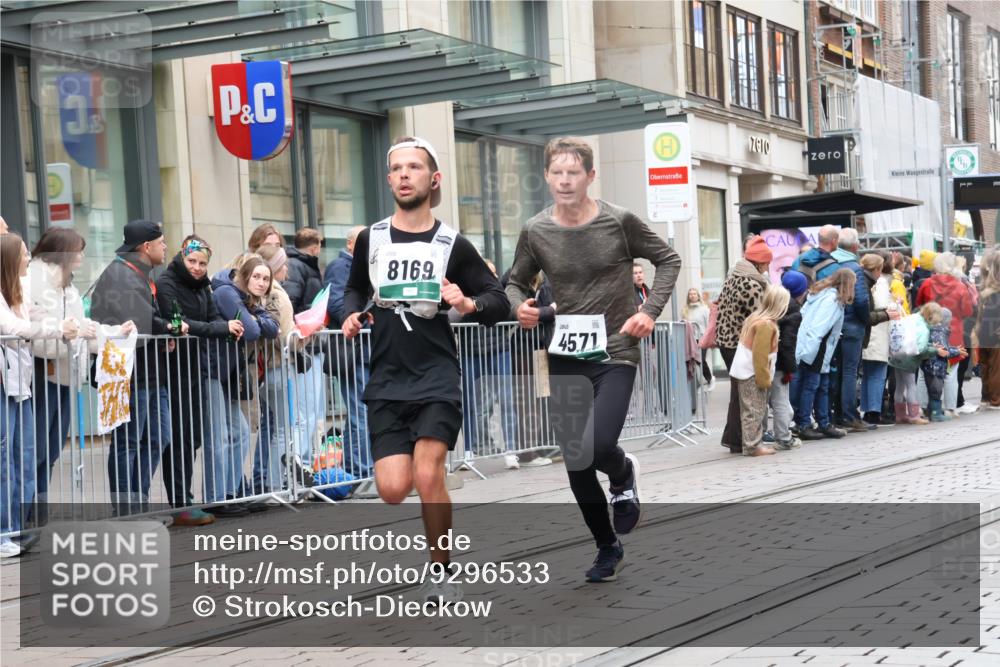 05.10.2025 - 20. swb-Marathon Bremen Strokosch-Dieckow http://msf.ph/oto/9296533 05.10.2025 13:01:27 Ziel 1042, 1745, 1992, 2062, 2284, 3218, 4571, 6302, 7440, 8169, 1042, 1745, 1992, 2062, 2284, 3218, 4571, 6302, 7440, 8169 meine-sportfotos.de