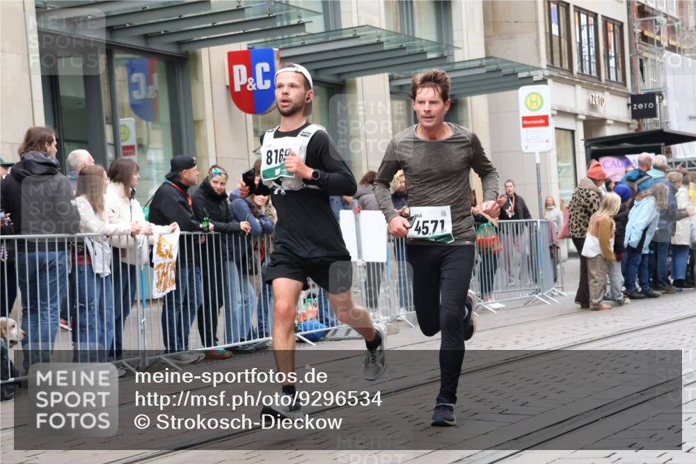 05.10.2025 - 20. swb-Marathon Bremen Strokosch-Dieckow http://msf.ph/oto/9296534 05.10.2025 13:01:27 Ziel 1042, 1745, 1992, 2062, 2284, 3218, 4571, 6302, 7440, 8169, 1042, 1745, 1992, 2062, 2284, 3218, 4571, 6302, 7440, 8169 meine-sportfotos.de