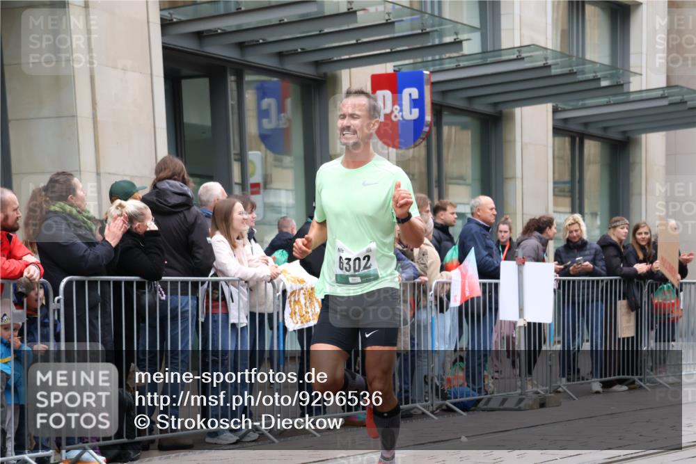 05.10.2025 - 20. swb-Marathon Bremen Strokosch-Dieckow http://msf.ph/oto/9296536 05.10.2025 13:01:32 Ziel 1745, 1992, 2062, 3218, 4571, 6302, 7440, 8169, 1745, 1992, 2062, 3218, 4571, 6302, 7440, 8169 meine-sportfotos.de