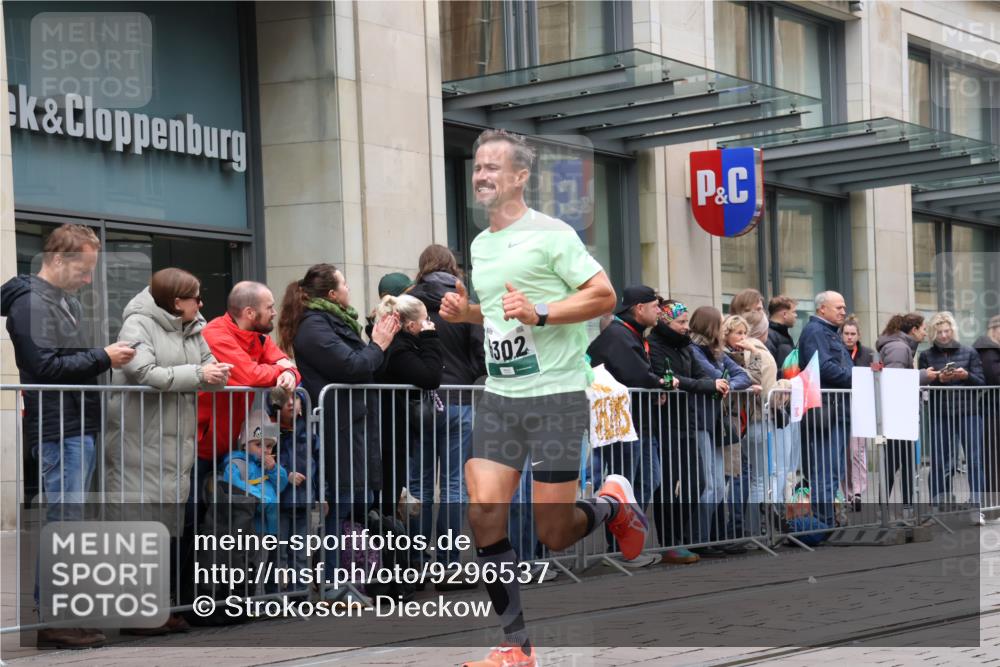 05.10.2025 - 20. swb-Marathon Bremen Strokosch-Dieckow http://msf.ph/oto/9296537 05.10.2025 13:01:32 Ziel 1745, 1992, 2062, 3218, 4571, 6302, 7440, 8169, 1745, 1992, 2062, 3218, 4571, 6302, 7440, 8169 meine-sportfotos.de