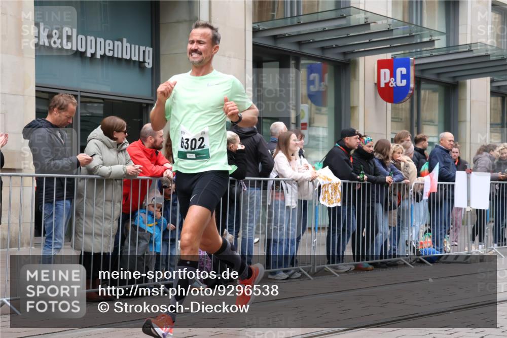 05.10.2025 - 20. swb-Marathon Bremen Strokosch-Dieckow http://msf.ph/oto/9296538 05.10.2025 13:01:32 Ziel 1745, 1992, 2062, 3218, 4571, 6302, 7440, 8169, 1745, 1992, 2062, 3218, 4571, 6302, 7440, 8169 meine-sportfotos.de