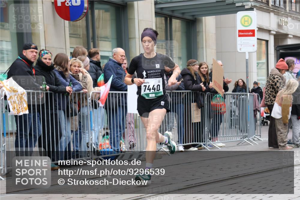 05.10.2025 - 20. swb-Marathon Bremen Strokosch-Dieckow http://msf.ph/oto/9296539 05.10.2025 13:01:33 Ziel 1745, 1992, 2062, 3218, 6302, 7440, 8169, 1745, 1992, 2062, 3218, 6302, 7440, 8169 meine-sportfotos.de