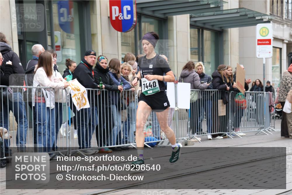05.10.2025 - 20. swb-Marathon Bremen Strokosch-Dieckow http://msf.ph/oto/9296540 05.10.2025 13:01:33 Ziel 1745, 1992, 2062, 3218, 6302, 7440, 8169, 1745, 1992, 2062, 3218, 6302, 7440, 8169 meine-sportfotos.de