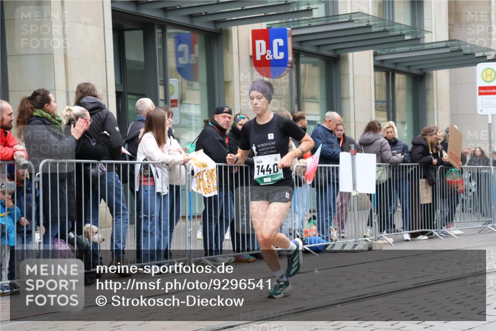 05.10.2025 - 20. swb-Marathon Bremen Strokosch-Dieckow http://msf.ph/oto/9296541 05.10.2025 13:01:33 Ziel 1745, 1992, 2062, 3218, 6302, 7440, 8169, 1745, 1992, 2062, 3218, 6302, 7440, 8169 meine-sportfotos.de