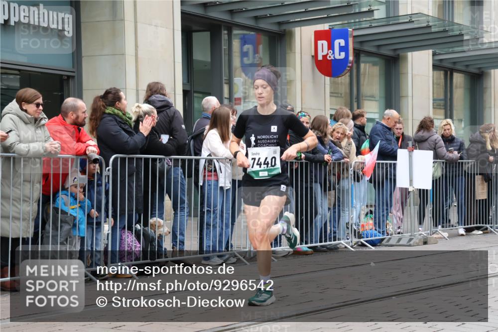 05.10.2025 - 20. swb-Marathon Bremen Strokosch-Dieckow http://msf.ph/oto/9296542 05.10.2025 13:01:34 Ziel 1745, 1992, 2062, 3218, 6302, 7440, 1745, 1992, 2062, 3218, 6302, 7440 meine-sportfotos.de