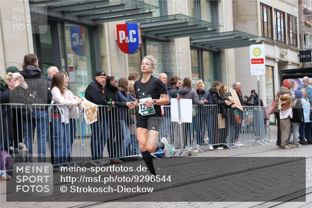 05.10.2025 - 20. swb-Marathon Bremen Strokosch-Dieckow http://msf.ph/oto/9296544 05.10.2025 13:01:37 Ziel 1745, 1992, 2062, 3218, 4988, 7440, 1745, 1992, 2062, 3218, 4988, 7440 meine-sportfotos.de