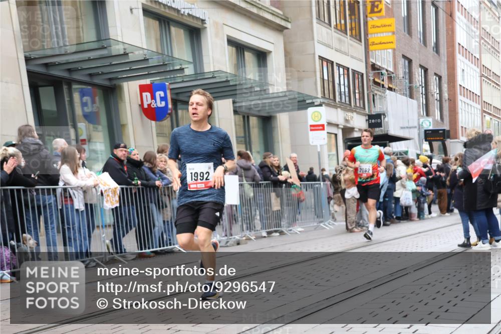 05.10.2025 - 20. swb-Marathon Bremen Strokosch-Dieckow http://msf.ph/oto/9296547 05.10.2025 13:01:40 Ziel 1745, 1992, 2062, 3218, 4988, 1745, 1992, 2062, 3218, 4988 meine-sportfotos.de