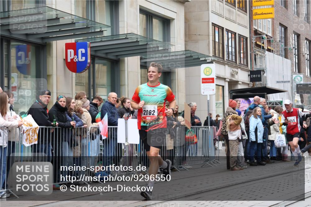 05.10.2025 - 20. swb-Marathon Bremen Strokosch-Dieckow http://msf.ph/oto/9296550 05.10.2025 13:01:41 Ziel 1745, 1992, 2062, 3218, 4988, 1745, 1992, 2062, 3218, 4988 meine-sportfotos.de