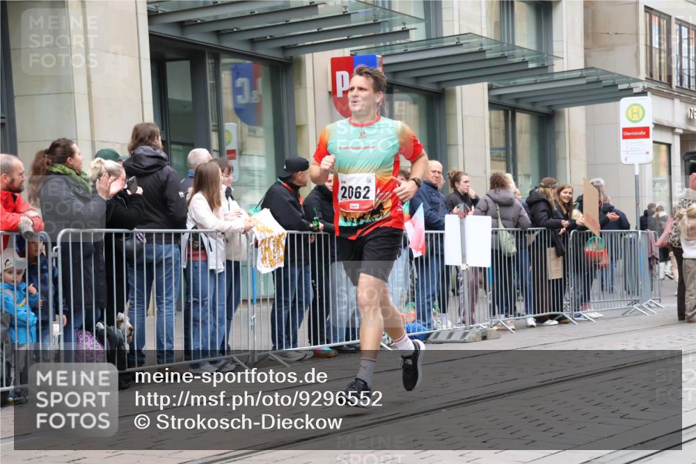 05.10.2025 - 20. swb-Marathon Bremen Strokosch-Dieckow http://msf.ph/oto/9296552 05.10.2025 13:01:42 Ziel 1745, 1992, 2062, 3218, 4988, 1745, 1992, 2062, 3218, 4988 meine-sportfotos.de
