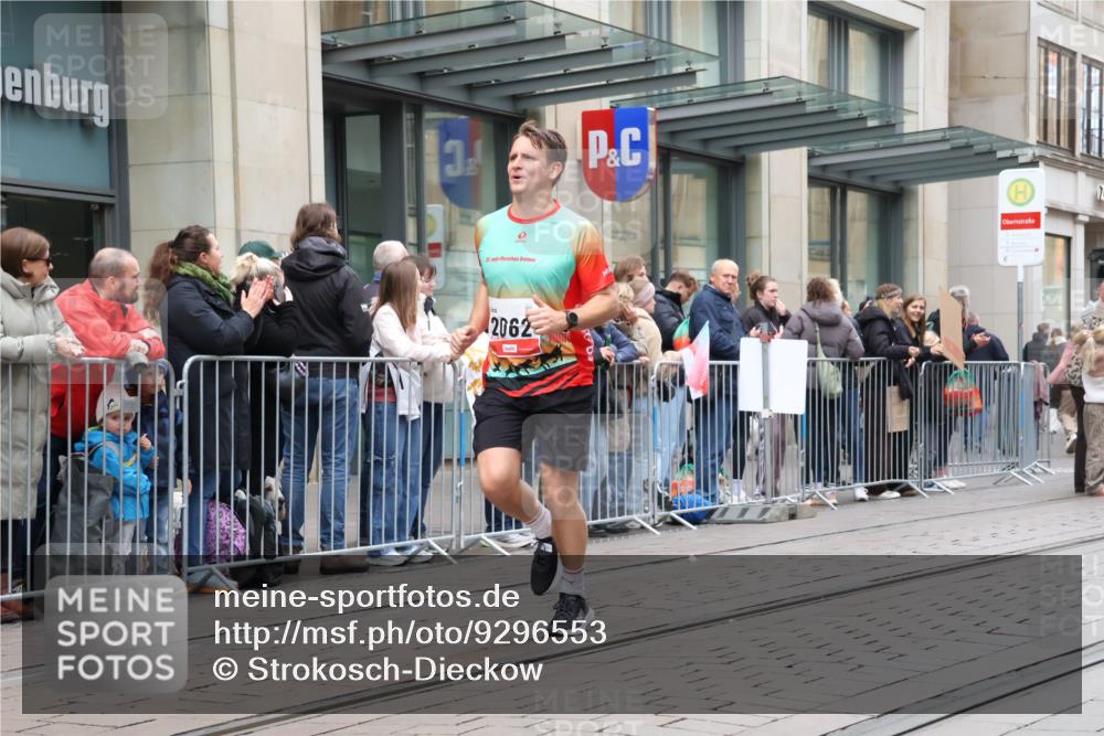 05.10.2025 - 20. swb-Marathon Bremen Strokosch-Dieckow http://msf.ph/oto/9296553 05.10.2025 13:01:42 Ziel 1745, 1992, 2062, 3218, 4988, 1745, 1992, 2062, 3218, 4988 meine-sportfotos.de