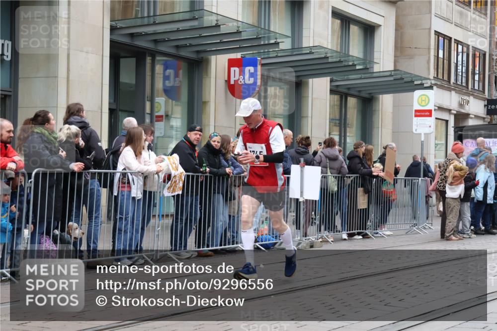 05.10.2025 - 20. swb-Marathon Bremen Strokosch-Dieckow http://msf.ph/oto/9296556 05.10.2025 13:01:44 Ziel 1745, 2062, 4988, 1745, 2062, 4988 meine-sportfotos.de