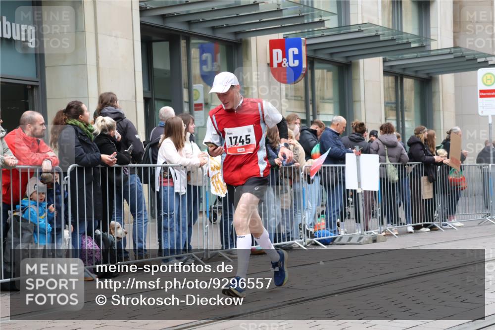 05.10.2025 - 20. swb-Marathon Bremen Strokosch-Dieckow http://msf.ph/oto/9296557 05.10.2025 13:01:45 Ziel 1745, 2062, 4988, 1745, 2062, 4988 meine-sportfotos.de