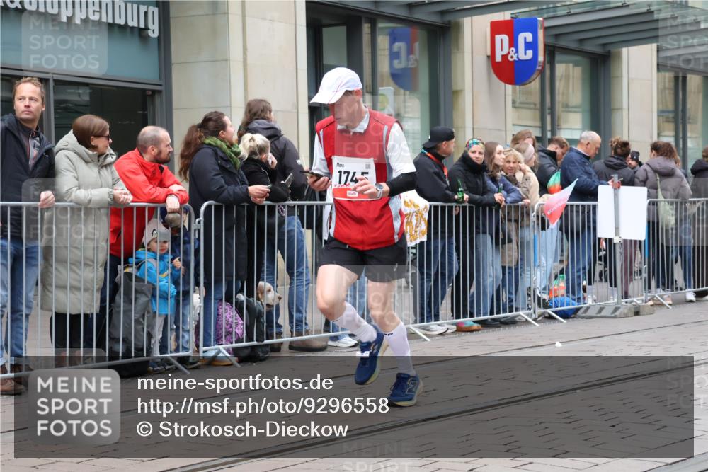 05.10.2025 - 20. swb-Marathon Bremen Strokosch-Dieckow http://msf.ph/oto/9296558 05.10.2025 13:01:45 Ziel 1745, 2062, 4988, 1745, 2062, 4988 meine-sportfotos.de