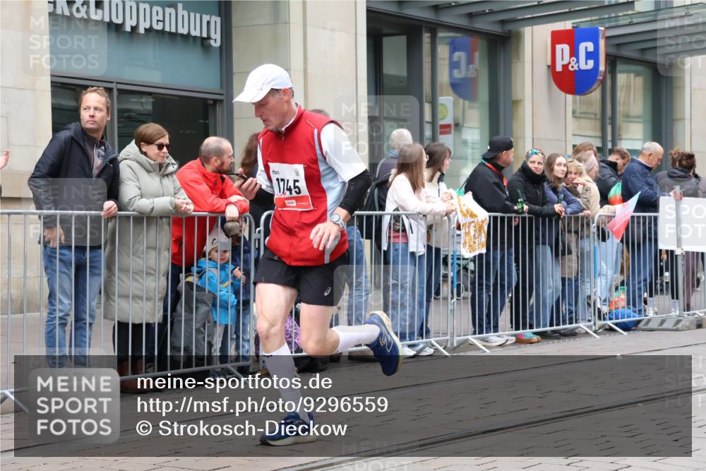 05.10.2025 - 20. swb-Marathon Bremen Strokosch-Dieckow http://msf.ph/oto/9296559 05.10.2025 13:01:45 Ziel 1745, 2062, 4988, 1745, 2062, 4988 meine-sportfotos.de