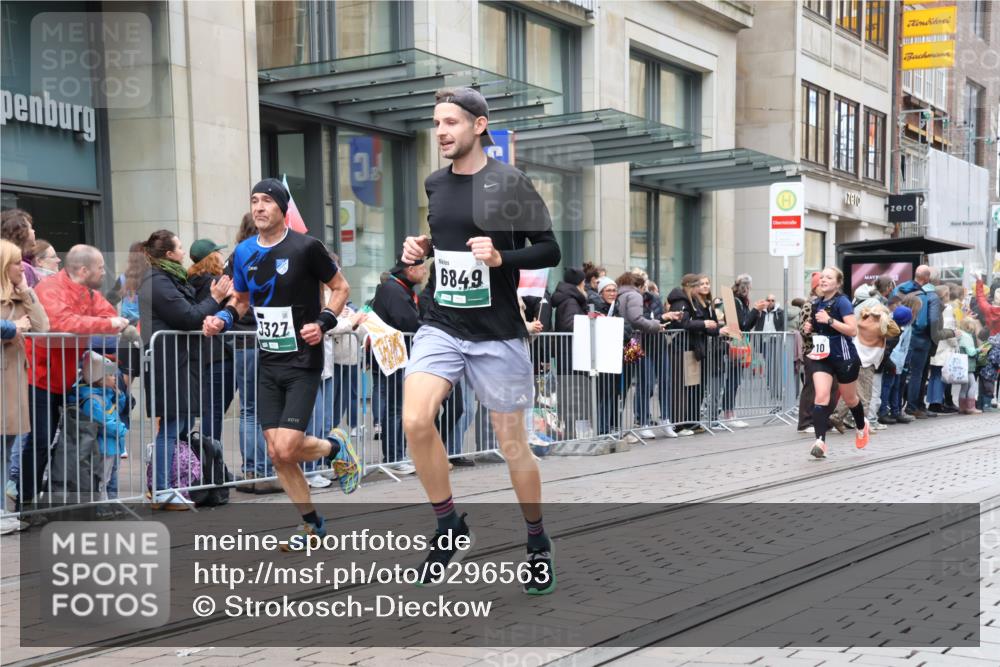 05.10.2025 - 20. swb-Marathon Bremen Strokosch-Dieckow http://msf.ph/oto/9296563 05.10.2025 13:02:16 Ziel 662, 1810, 3054, 3327, 4274, 6849, 7028, 7170, 662, 1810, 3054, 3327, 4274, 6849, 7028, 7170 meine-sportfotos.de