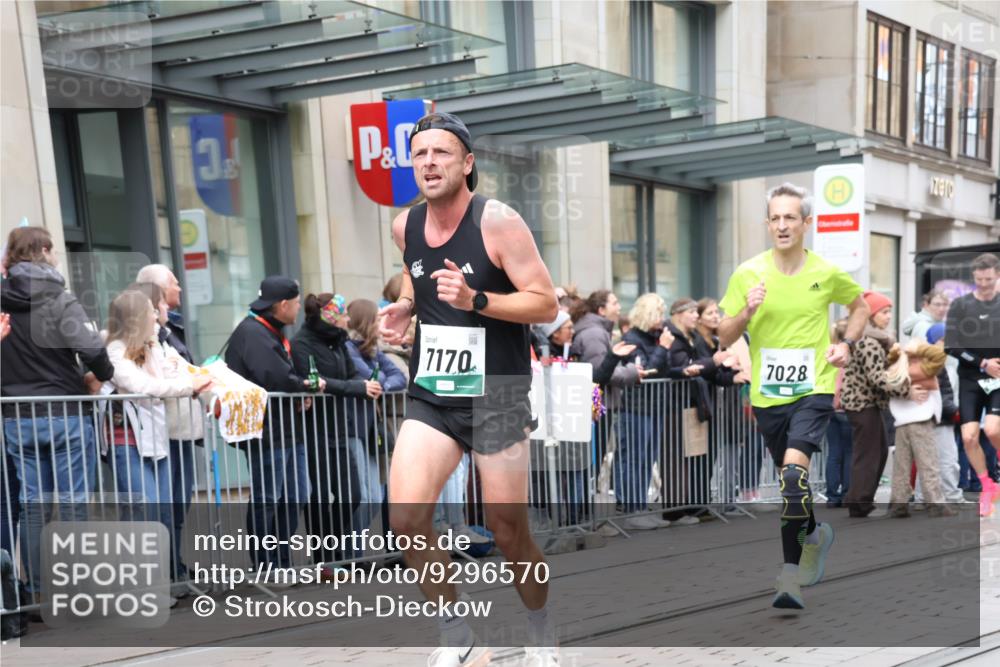 05.10.2025 - 20. swb-Marathon Bremen Strokosch-Dieckow http://msf.ph/oto/9296570 05.10.2025 13:02:25 Ziel 288, 539, 1810, 2585, 3054, 3381, 4274, 7028, 7170, 288, 539, 1810, 2585, 3054, 3381, 4274, 7028, 7170 meine-sportfotos.de