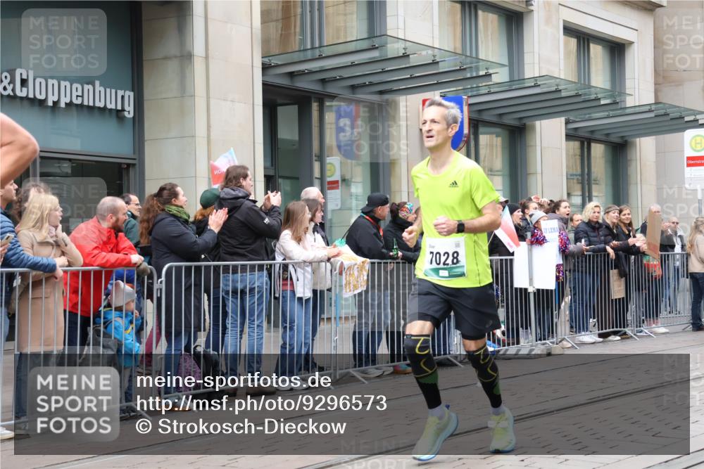 05.10.2025 - 20. swb-Marathon Bremen Strokosch-Dieckow http://msf.ph/oto/9296573 05.10.2025 13:02:26 Ziel 288, 539, 1810, 2585, 3054, 3197, 3381, 4274, 7028, 7170, 288, 539, 1810, 2585, 3054, 3197, 3381, 4274, 7028, 7170 meine-sportfotos.de