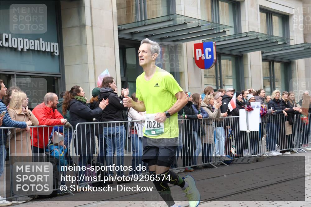 05.10.2025 - 20. swb-Marathon Bremen Strokosch-Dieckow http://msf.ph/oto/9296574 05.10.2025 13:02:26 Ziel 288, 539, 1810, 2585, 3054, 3197, 3381, 4274, 7028, 7170, 288, 539, 1810, 2585, 3054, 3197, 3381, 4274, 7028, 7170 meine-sportfotos.de