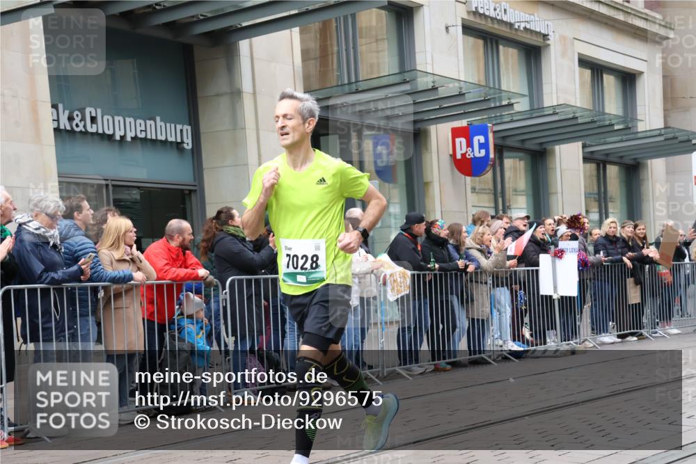 05.10.2025 - 20. swb-Marathon Bremen Strokosch-Dieckow http://msf.ph/oto/9296575 05.10.2025 13:02:26 Ziel 288, 539, 1810, 2585, 3054, 3197, 3381, 4274, 7028, 7170, 288, 539, 1810, 2585, 3054, 3197, 3381, 4274, 7028, 7170 meine-sportfotos.de