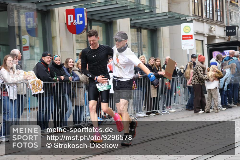 05.10.2025 - 20. swb-Marathon Bremen Strokosch-Dieckow http://msf.ph/oto/9296578 05.10.2025 13:02:29 Ziel 288, 539, 2585, 3054, 3197, 3381, 4274, 7028, 7170, 288, 539, 2585, 3054, 3197, 3381, 4274, 7028, 7170 meine-sportfotos.de