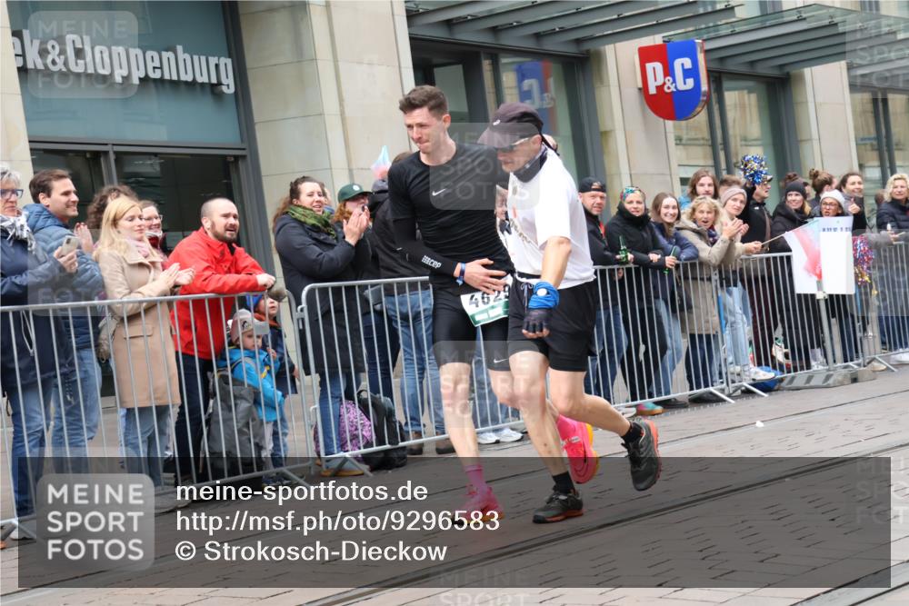 05.10.2025 - 20. swb-Marathon Bremen Strokosch-Dieckow http://msf.ph/oto/9296583 05.10.2025 13:02:30 Ziel 288, 539, 2585, 3054, 3197, 3381, 4274, 7028, 7170, 288, 539, 2585, 3054, 3197, 3381, 4274, 7028, 7170 meine-sportfotos.de