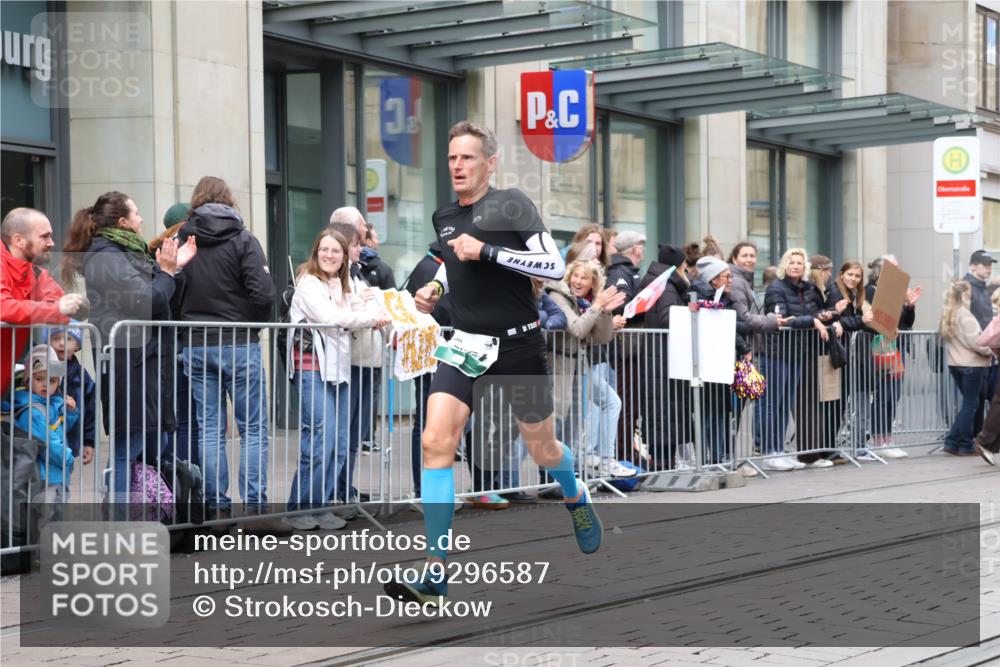 05.10.2025 - 20. swb-Marathon Bremen Strokosch-Dieckow http://msf.ph/oto/9296587 05.10.2025 13:02:34 Ziel 45, 288, 539, 2141, 2585, 2939, 3054, 3197, 3381, 4274, 4629, 45, 288, 539, 2141, 2585, 2939, 3054, 3197, 3381, 4274, 4629 meine-sportfotos.de